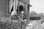 Vrij Cornelis 1874-1951 + vrouw bij woning Boomweg hoek Ziekenwei.jpg